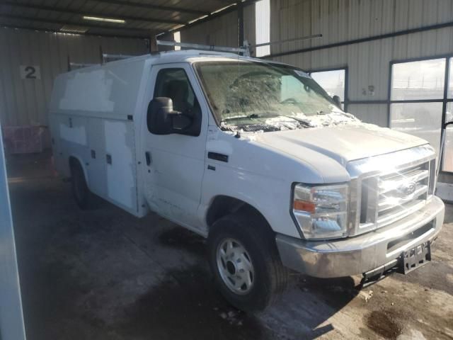 2014 Ford Econoline E350 Super Duty Cutaway Van