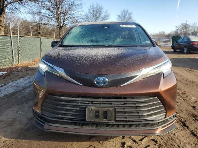 2022 Toyota Sienna LE