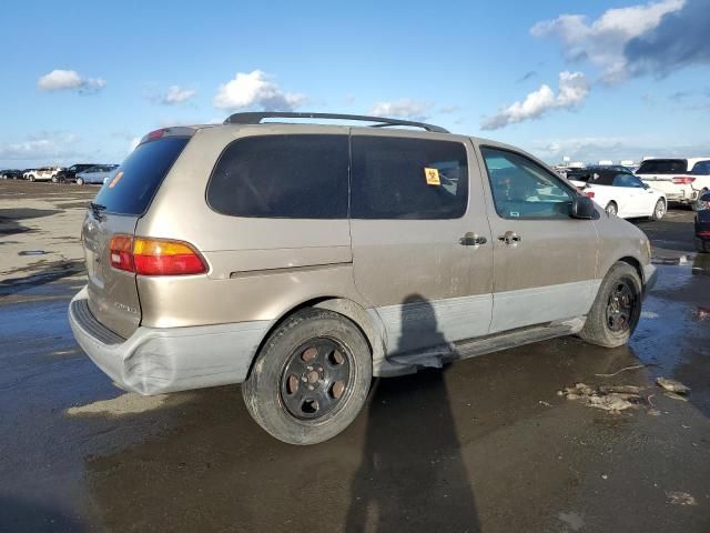 2000 Toyota Sienna LE