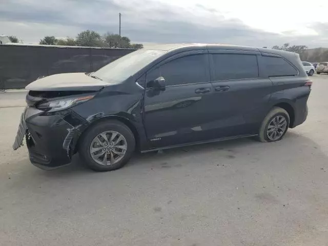 2021 Toyota Sienna LE