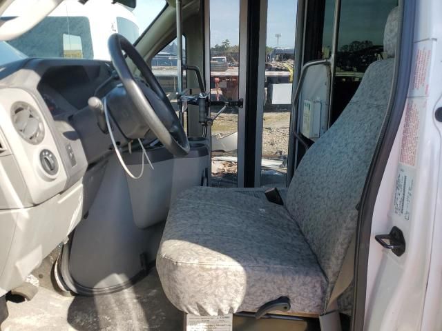 2010 Ford Econoline E450 Super Duty Cutaway Van