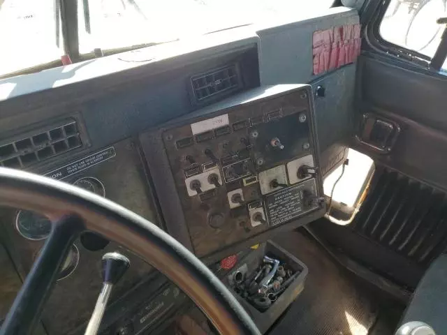 1996 Kenworth Construction T800