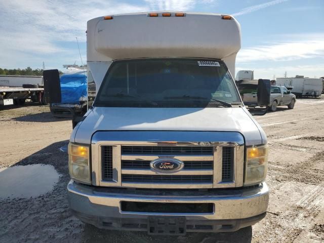 2010 Ford Econoline E450 Super Duty Cutaway Van