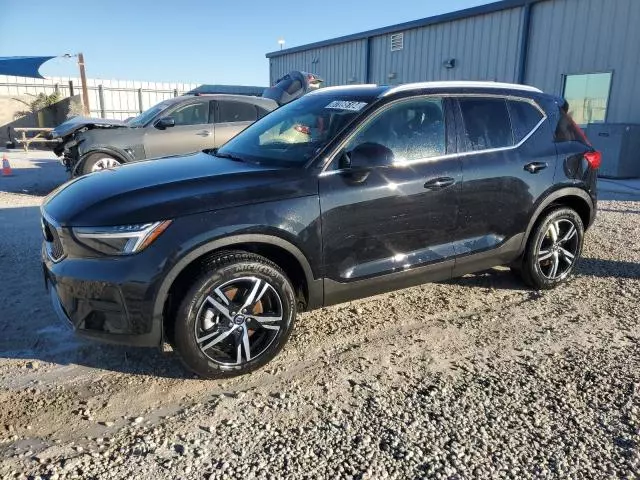 2024 Volvo XC40 Core