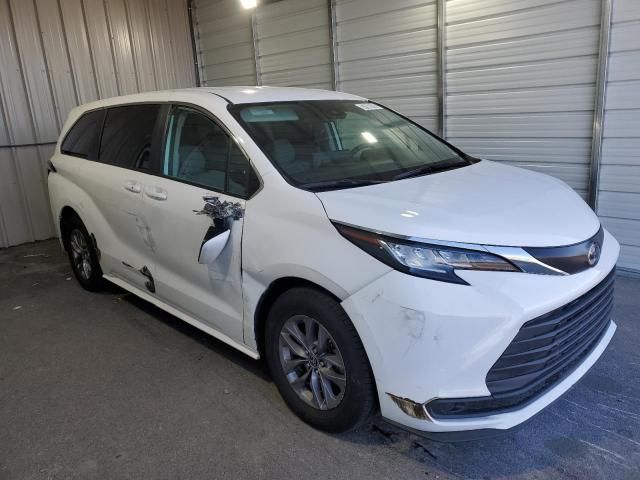 2022 Toyota Sienna LE