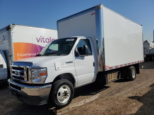 2022 Ford Econoline E450 Super Duty Cutaway Van