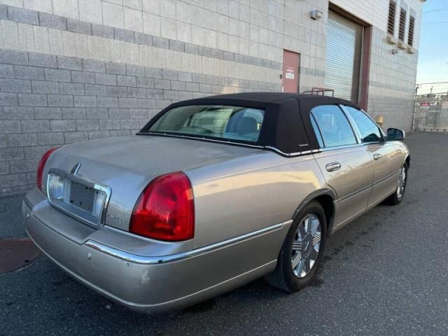 2003 Lincoln Town Car Signature