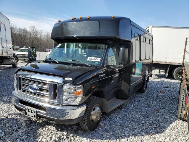 2017 Ford Econoline E350 Super Duty Cutaway Van