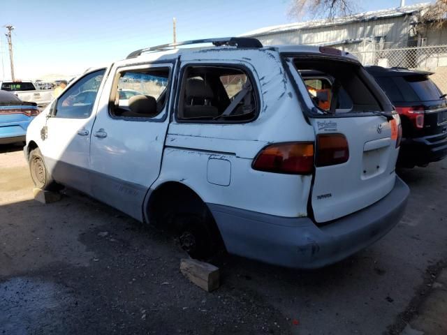 2000 Toyota Sienna LE