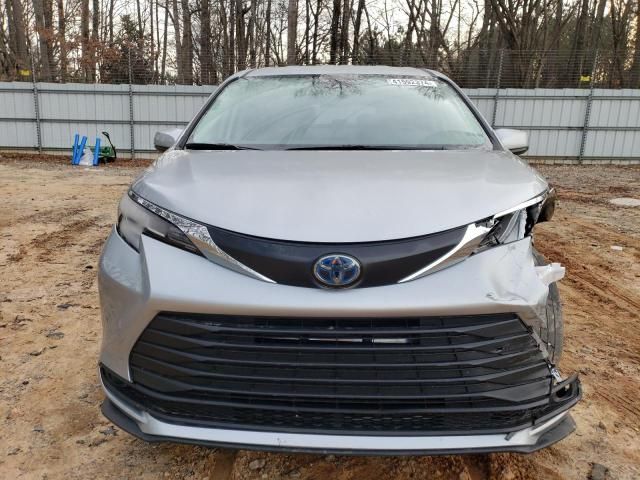 2022 Toyota Sienna LE