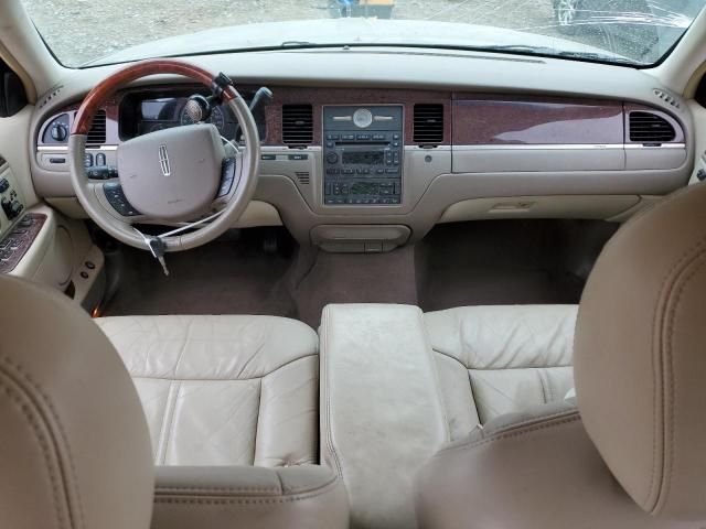 2005 Lincoln Town Car Signature Limited