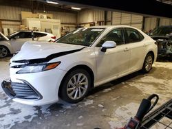 Carros salvage sin ofertas aún a la venta en subasta: 2022 Toyota Camry LE