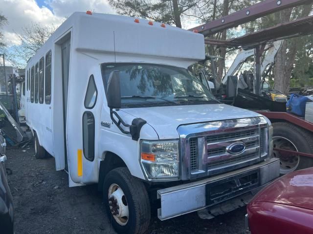 2011 Ford Econoline E450 Super Duty Cutaway Van