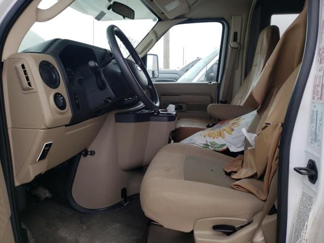 2013 Ford Econoline E350 Super Duty Cutaway Van