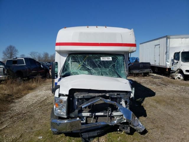 2016 Ford Econoline E450 Super Duty Cutaway Van