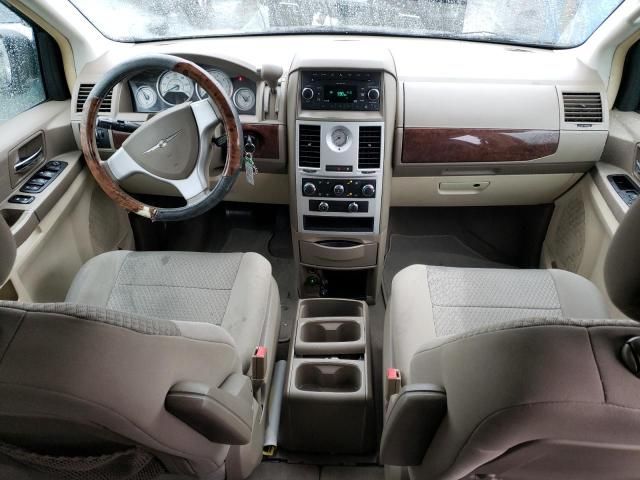 2010 Chrysler Town & Country LX