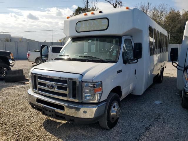 2017 Ford Econoline E450 Super Duty Cutaway Van