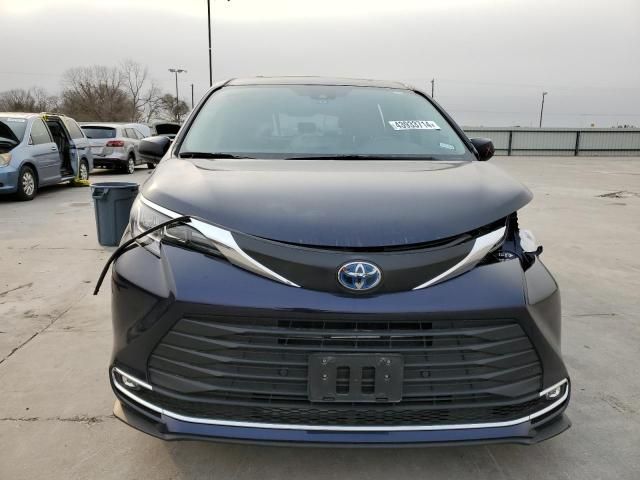 2022 Toyota Sienna XLE