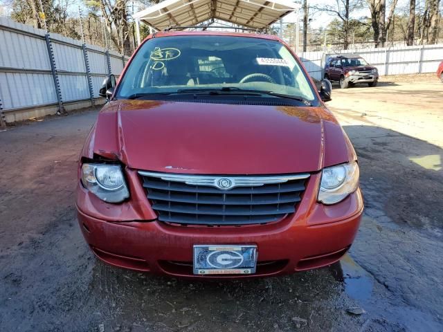 2005 Chrysler Town & Country LX