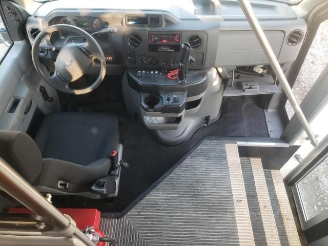 2018 Ford Econoline E450 Super Duty Cutaway Van