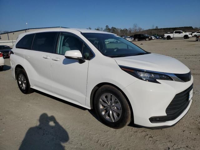 2022 Toyota Sienna LE