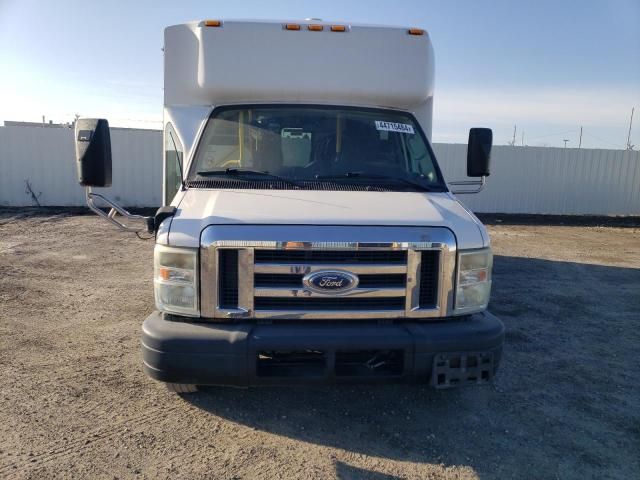 2011 Ford Econoline E450 Super Duty Cutaway Van