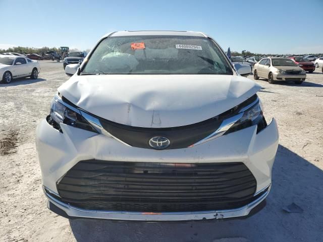 2021 Toyota Sienna XLE