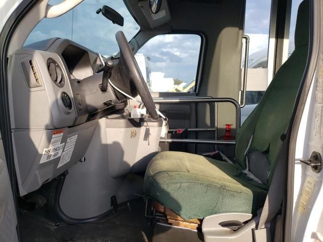 2013 Ford Econoline E350 Super Duty Cutaway Van