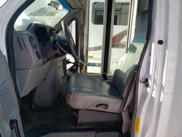 2009 Ford Econoline E450 Super Duty Cutaway Van