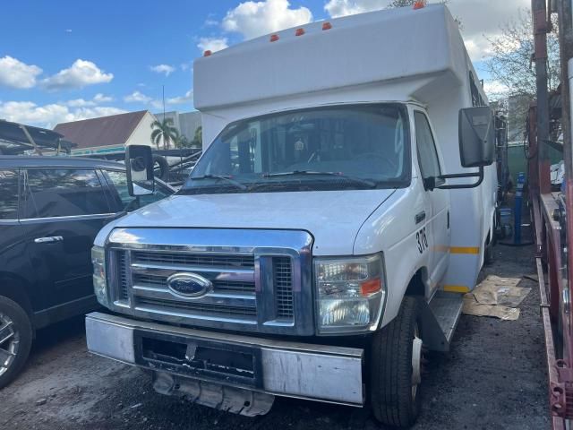 2011 Ford Econoline E450 Super Duty Cutaway Van