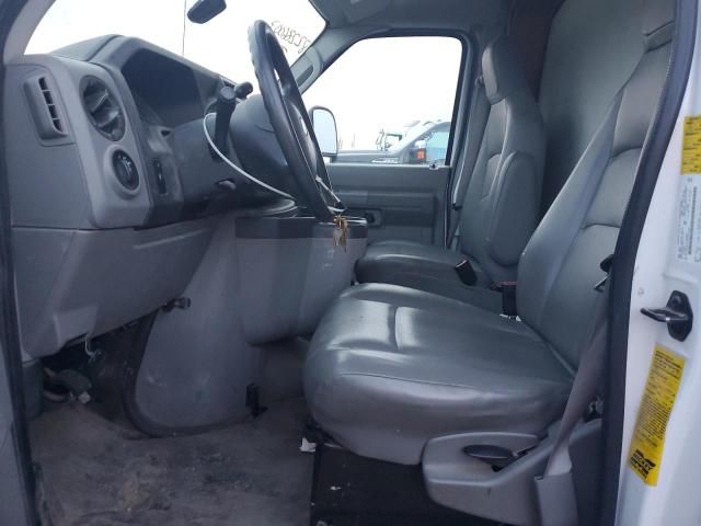 2013 Ford Econoline E450 Super Duty Cutaway Van