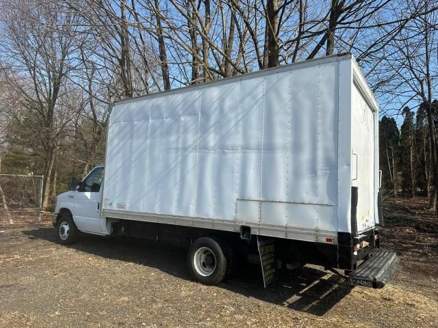 2016 Ford Econoline E450 Super Duty Cutaway Van