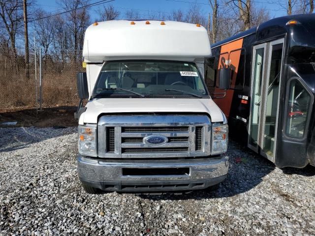 2012 Ford Econoline E350 Super Duty Cutaway Van