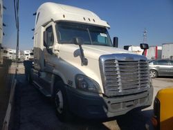 Camiones salvage sin ofertas aún a la venta en subasta: 2015 Freightliner Cascadia 125