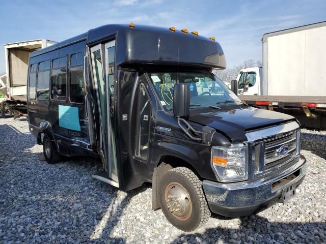 2017 Ford Econoline E350 Super Duty Cutaway Van