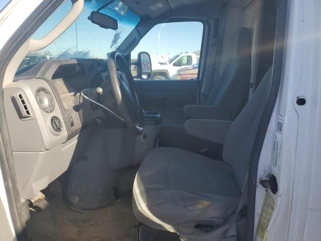 2012 Ford Econoline E350 Super Duty Cutaway Van