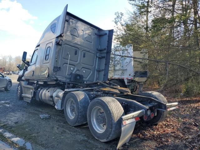 2020 Freightliner Cascadia 126