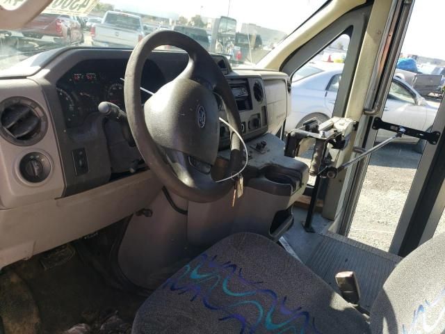 2012 Ford Econoline E450 Super Duty Cutaway Van