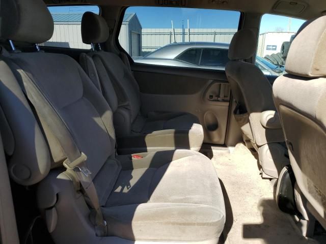 2004 Toyota Sienna CE