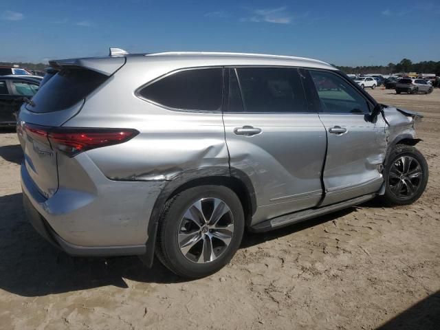 2022 Toyota Highlander Hybrid XLE