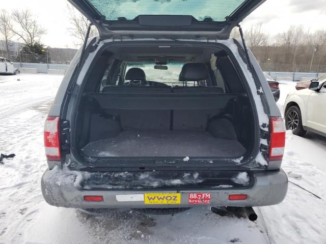 2004 Nissan Pathfinder LE