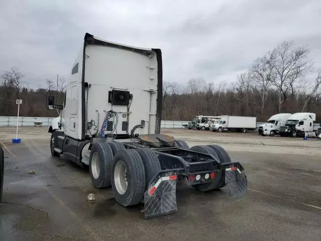 2017 Kenworth Construction T680