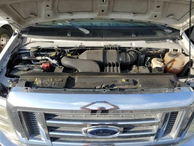 2011 Ford Econoline E450 Super Duty Cutaway Van