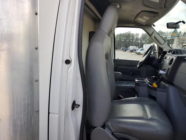 2013 Ford Econoline E350 Super Duty Cutaway Van