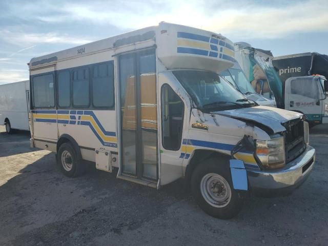 2013 Ford Econoline E350 Super Duty Cutaway Van