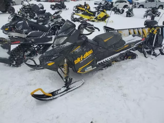 2013 Skidoo 2013 Skidoo Snowbmobil