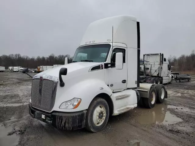 2015 Kenworth T680 Semi Truck