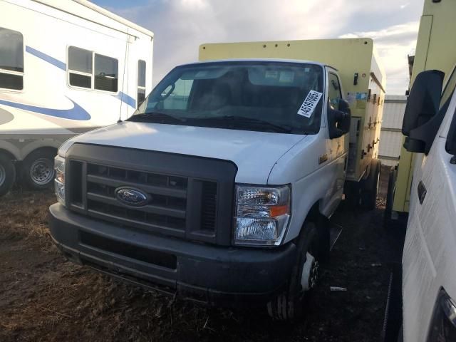 2018 Ford Econoline E450 Super Duty Cutaway Van