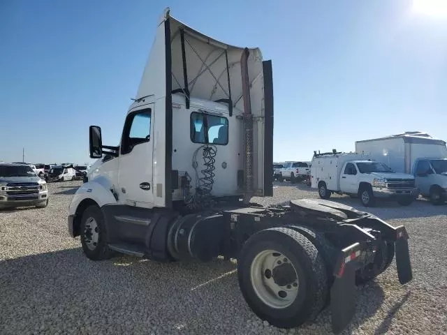 2016 Kenworth T680 Semi Truck