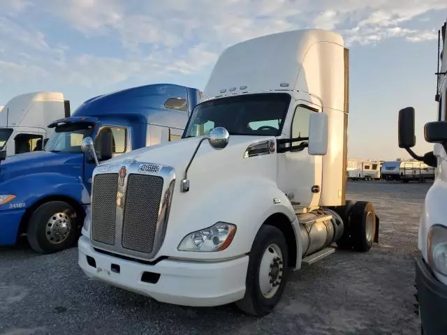 2013 Kenworth Construction T680